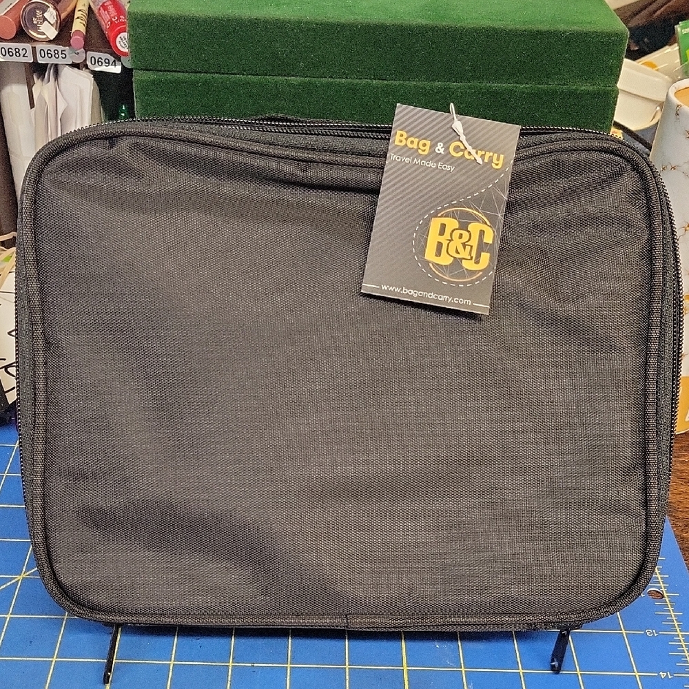 B & C Bag & Carry Travel Black Men's Travel 9.5x5x3 Zipper Bag